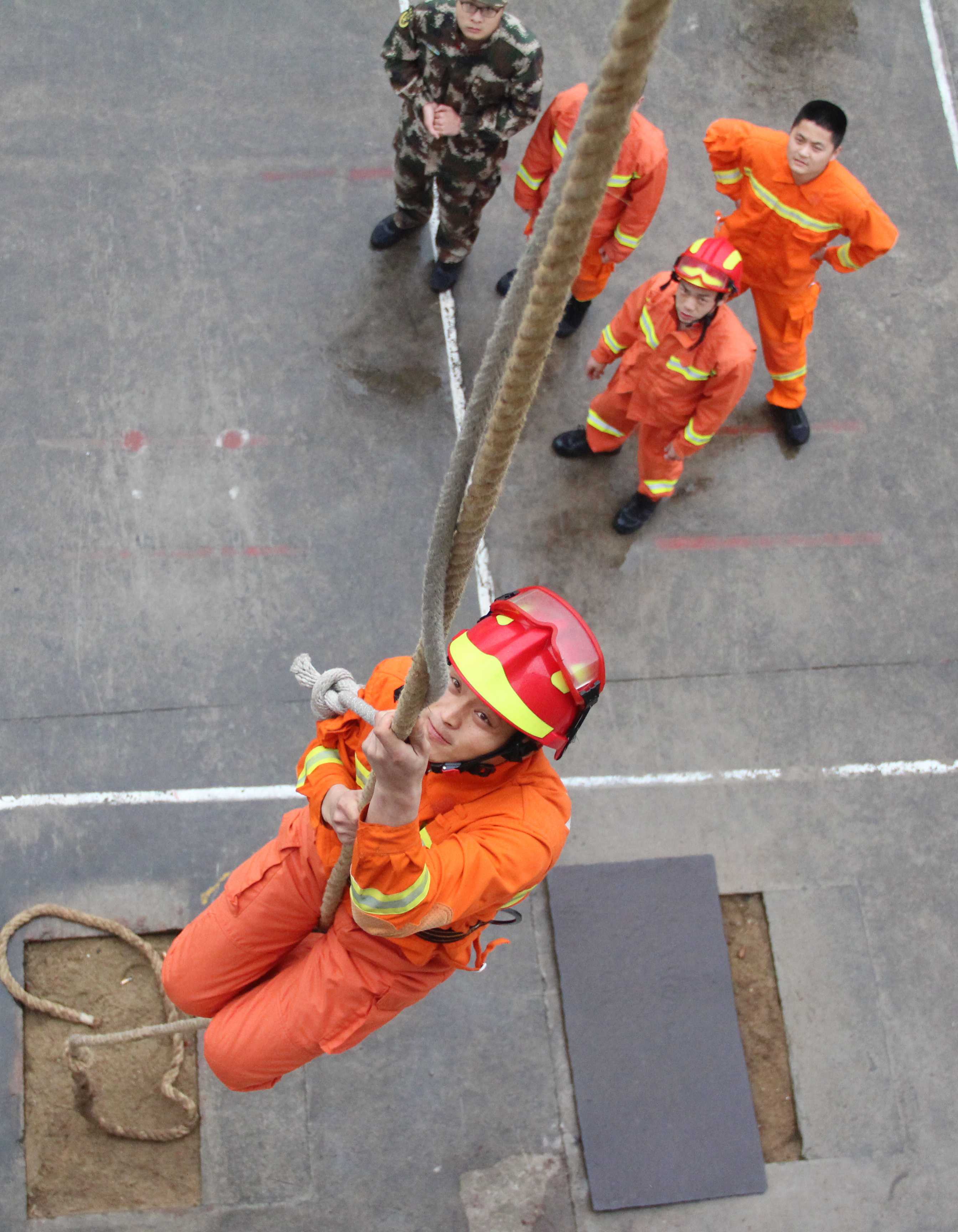 爱游戏APP下载摩托车赛杯赛，滇池海豚队与泰山铁骑队强势反弹，体能对抗拉满！中场绞杀压制对手的简单介绍